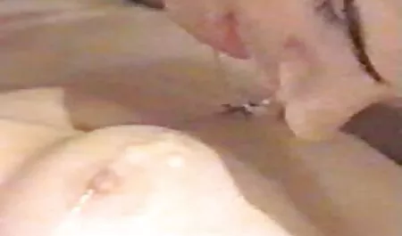 Erica, 18, harrastaa ilmaista pormoa seksiä alasti olohuoneen sohvalla.