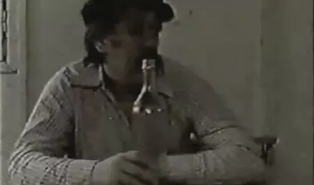 Nuori pormoa sairaanhoitaja kähmii isoa kumia