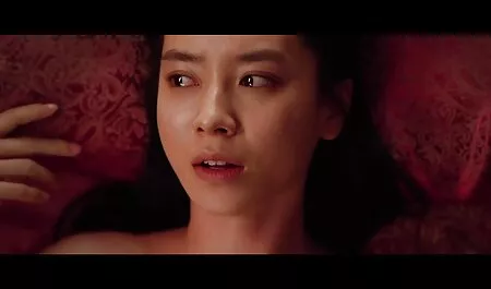 Mehukas vaimo miehensä ja jättiläinen musta kukko ilmais seksiä paikallaan.