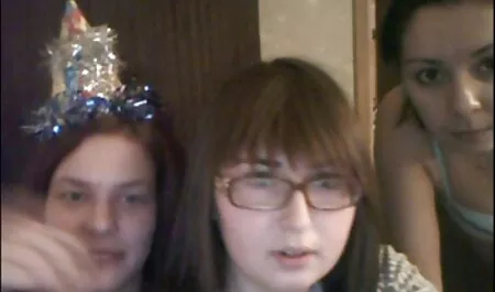 Kuvaaja suomalaista ilmaista pornoa kuvaa sänkykohtausta nuorenparin videolla.