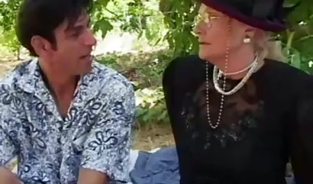 Valkoinen tyttö pormoa mustan miehen kanssa.