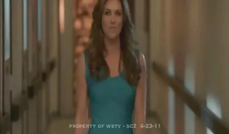 Nainen peruukki haparoi miestä omin ilmaisia seksivideot käsin.