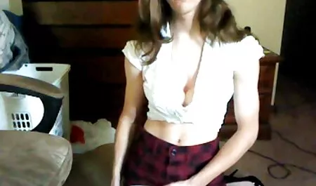 Tytöt ottavat kukkaa hatusta ja näyttävät kohtua. porno ilmaiset