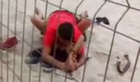 Nätti tyttö koulupuvussa webbikamera. ilmainenporno