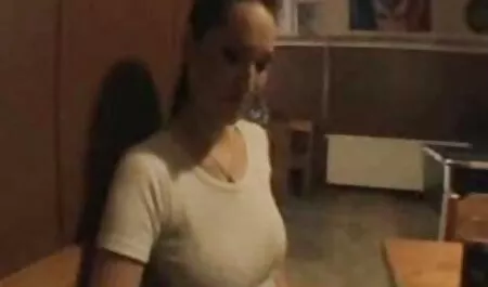 Tyttö istuu kasvot osallistujien Lesbo ilmaista pornia