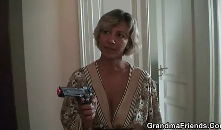 Seksikäs tyttö ilmaistapornoa alasti kameran edessä seksi chat