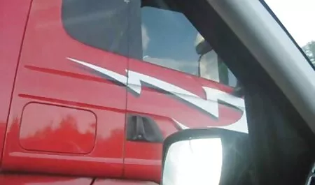 Kaksi brunetit seksiä ilmaistapornoa valmistajan kanssa.