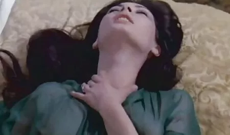 Nainen ruokkii miestään kameran edessä. ilmaista pillua