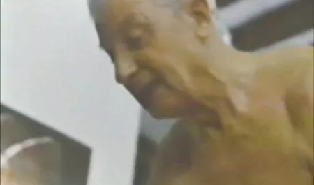 Doggy style ilmaistapornoa ruskettuneille, ruskeille hiuksille.