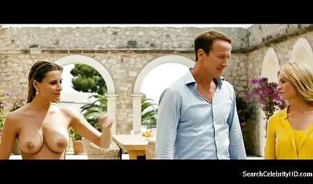 Tyttö istuu hänen päällään ilmainen pornovideot ja rakastelee hänen kanssaan.