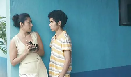 Käsi, ilmaiset porno filmit jalka ja rinnan välissä musta.