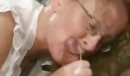 Ystävät nähty yläosattomissa seksikeskustelussa parasta ilmaista pornoa