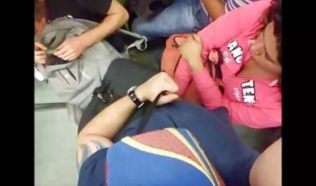 Nuori koira suussaan ja syö punakarvaisen kypsän ilmaista pillua