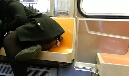 Anna ilmainen seksivideo Veronicalle masturbointi sängyssä.