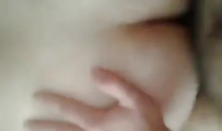 Tyttö laittoi kumiperseen ilmaisia seksi yksityisasuntoon.