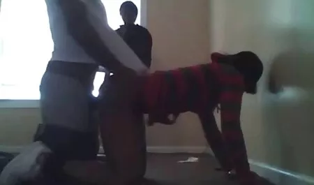 Nuori emäntä tekee xxx ilmaisia orja, joka, tottelevainen, suutelee hänen jalkansa