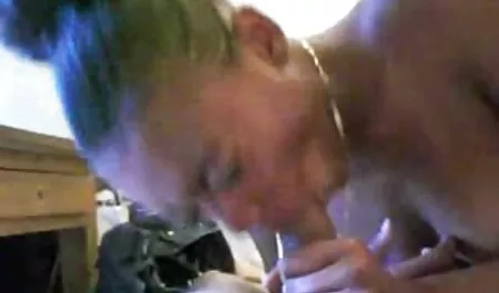 Lucy ilmainen seksivideo nuolee lakimiehen tissejä ja tussua.