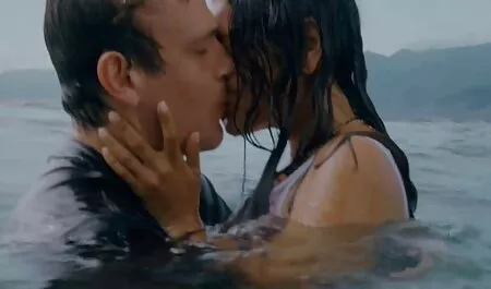 Mies nauttii ilmaista aikuisviihdettä seksistä venäläisen naisen kanssa.