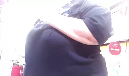 Nainen ilmaiset porno filmit suutelee kulhossa ja silittää