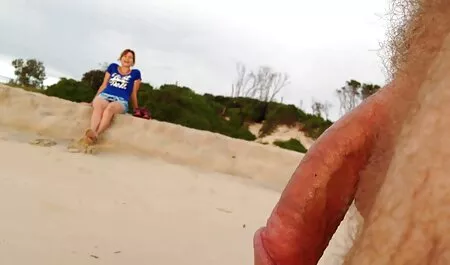 Alaston, kiiltävän musta ja sormi ilmaista pornos vaginassaan.