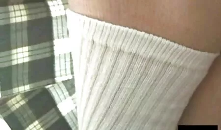 Kihara, pornoa ilmaiseksi kihara tukka 18-vuotias istuu sängyssä