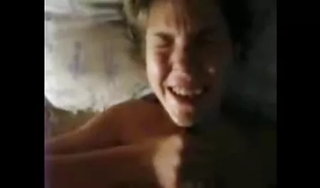 Univormupukuinen poika, poliisi ei päästänyt ruskeahiuksisia kävelemään. ilmainenporno