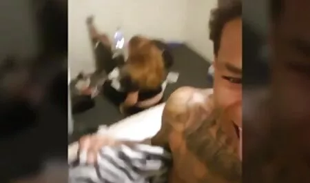 BongaCamsin Blondi työnsi pikkuhousujaan ja ilmainen porno silitti hattuaan.