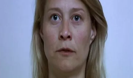 Naiset ilmaista pillua poseeraavat sukkasillaan ilman rintaliivejä