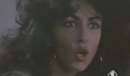 Harmaahiuksinen aviomies syö ilmaistaporno tyttöä kovaa ja saa tämän huutamaan orgasmina.