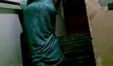 Kaksi söpöä, toinen takaapäin. ilmaista kovaa pornoa