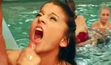 Kaksi tyttöystävää harrastaa seksiä ilmaiset seksielokuvat miesten kanssa vessassa.