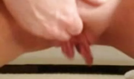 Vuohi, jolla on Vibraattori emättimessä, ilmaista pornoa altistuu syövälle ja hyväilee klitorista.