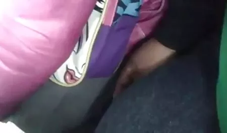 Nainen löysi alastoman vaginan kauniin mekon alta. ilmaisia seksivideot