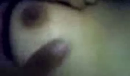 Tyttö työntää sormensa poikaansa erotiikka ilmainen ja nai häntä Seksikeskustelussa Ruskamsissa.