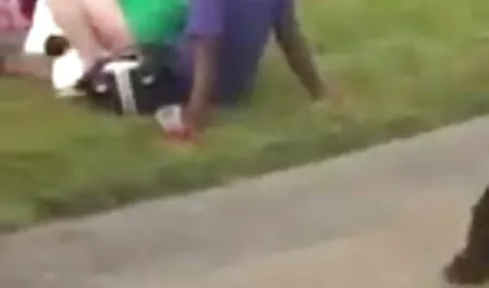 Pyöräily häikäilemätön tappaa ruskeatukkainen ilmaiset porno tyttö baarissa ja täyttää sen spermalla.