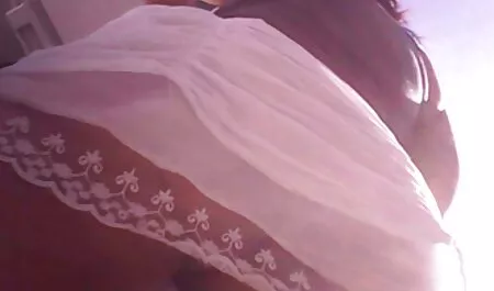 Tuoretta suuseksiä kuuman veden alla AIKUINEN pormoa emäntä