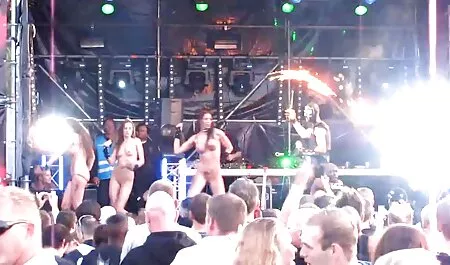 Riley ilmainen porno venyttelee jalkojaan miesten edessä.