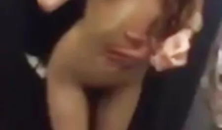 Ruskeatukkaiset ilmaista poenoa naiset harrastavat seksiä öisin.