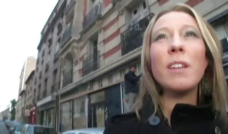 Mies antaa tytöille muodostavat ympyrän ja päättyy ilmaista pornoo hänen kasvonsa.