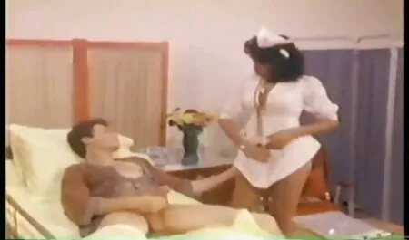 Karvainen katso ilmaista pornoa vaaleanpunainen sukkahousut rehellisesti asetettu kameran edessä