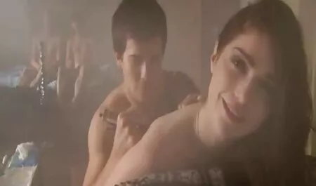 Sairaanhoitaja, joka ilmaiset seksielokuvat hoitaa potilasta Suihinotto