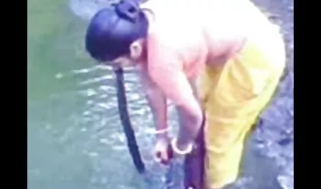 Musta ja valkoinen rakkaudella pormoa ja suudelmalla