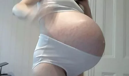 Vauva toisessa kädessä, puhu ilmaiset pornovideot yhdellä vahvalla peniksellä