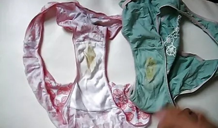 Alaston tyttö kadulla ja näyttää hänen pillua kameraan. ilmaiset lesbo videot