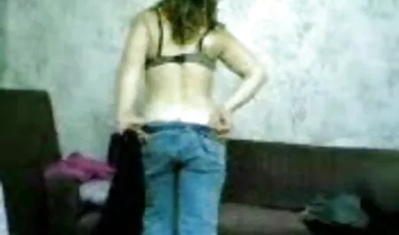 Beauty stroking ilmaista aikuisviihdettä silitti pöydällä.