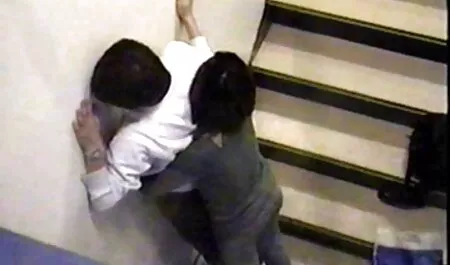 Musta mies repi hänen vaginansa ilmaista hd pornoa jättimäisellä kullilla.