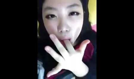 Kaunotar poseeraa suihkulähteessä ilmaista pornoo ja takaapäin