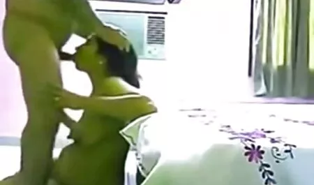 Tyttö avaa Tussuun reiän kyltillä. ilmaiset porno