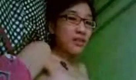 Isä ilmaiset seksivideot harrastaa seksiä kahden miehen kanssa, kun ihmisillä ei ole kotona.