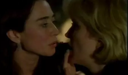 Kaunis Carolina stroking ilmaistapornoa hänen